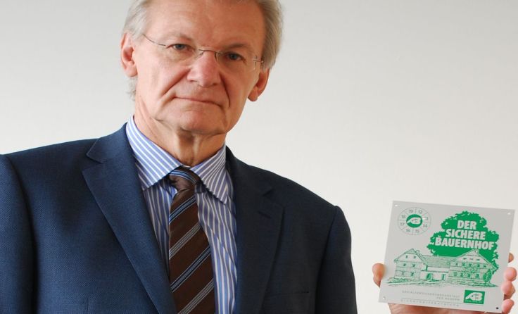 Direktor Josef Striegl mit der Sicherheitsplakette in der Hand. Foto: SVB