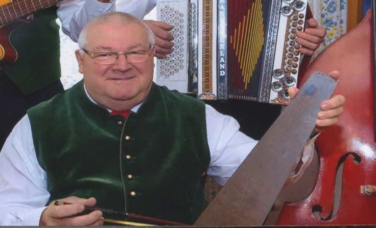 Erich Sturmlehner (Mitte) mit seiner "Singenden Säge". Foto: H. Dietmaier