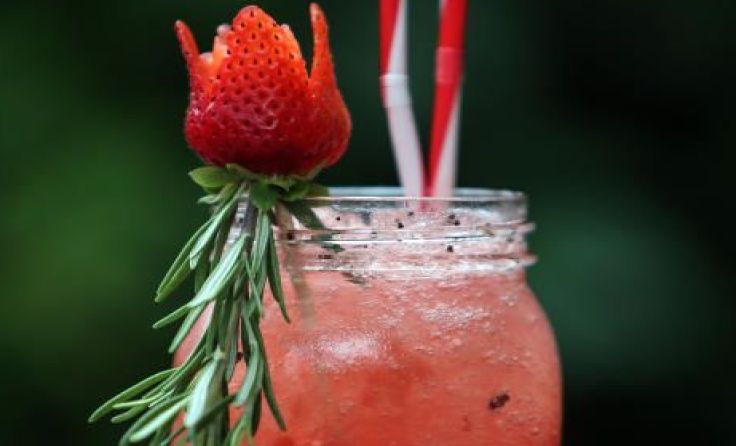 Alkoholfreie Cocktails werden in der Barfussbar gemixt. Symbolfoto: V. Weihbold