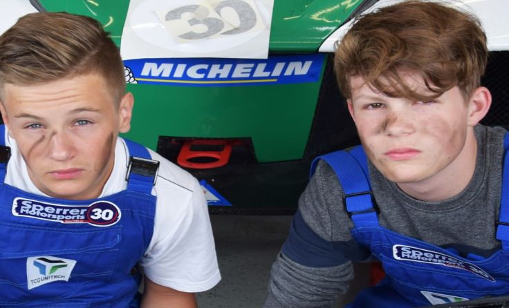 Simon Geiseder und Marco Waser (v. l.) tunen ein Auto. Foto: NMS1 Kirchdorf