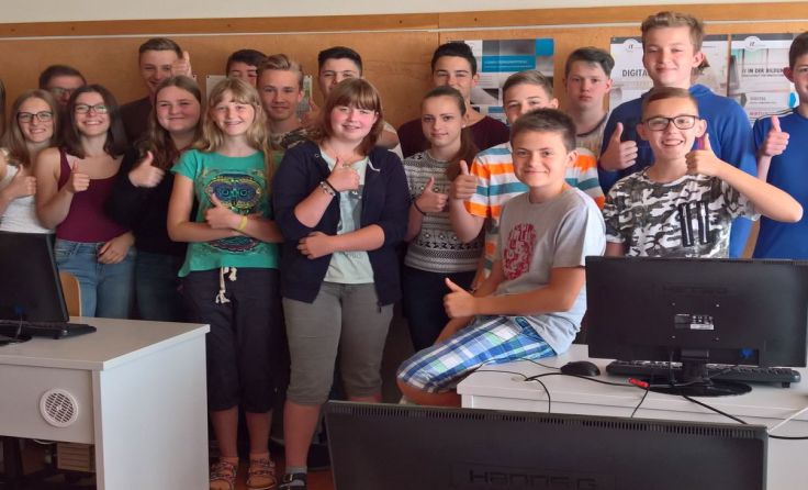 22 Schüler freuen sich über ihren Computerführerschein. Foto: NMS