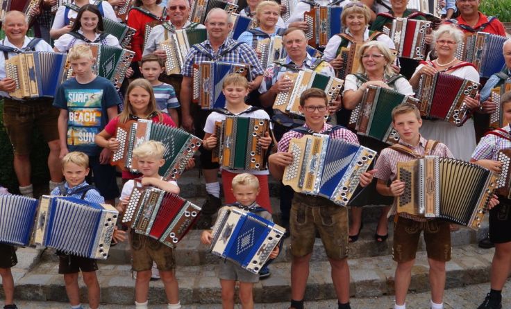 Harmonikaschüler von Hubert Trinkl bekamen ihre Zeugnisse. Foto: H. Trinkl