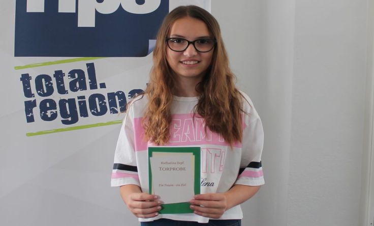 Katharina Zepf mit ihrem ersten Buch. Foto: Carina Kerbl