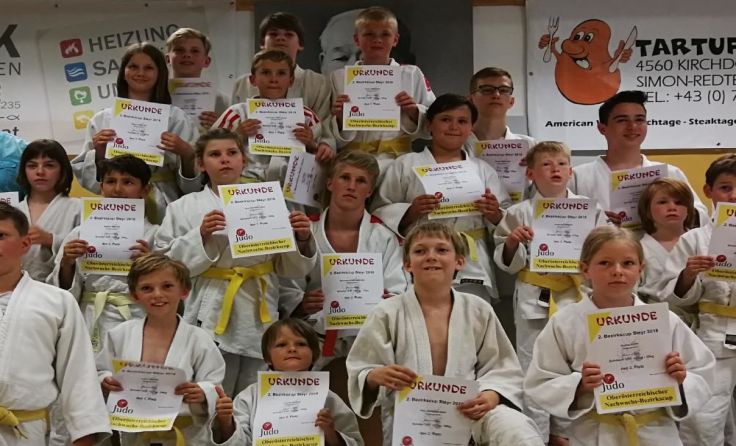 Bürgermeister Horst Hufnagl (SPÖ) mit erfolgreichen Judokids. Foto: Judoverein Micheldorf