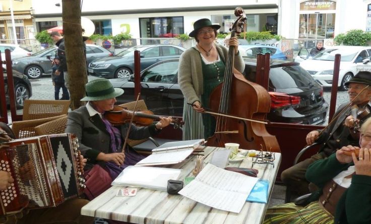 Die Ofenbank-Spielleut aus Kirchdorf im Gastgarten Rettenbacher. Foto: W. Lacheiner