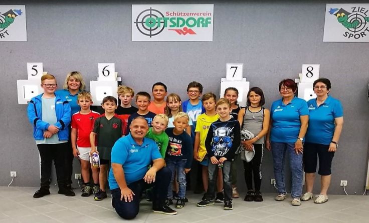 13 Kinder probierten den Zielsport beim Schützenverein aus. Foto: SV Ottsdorf