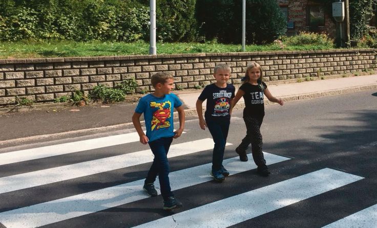 Rechtzeitig zum Schul- und Kindergartenstart wurde der Schutzweg fertig. Foto: G. Höflinger