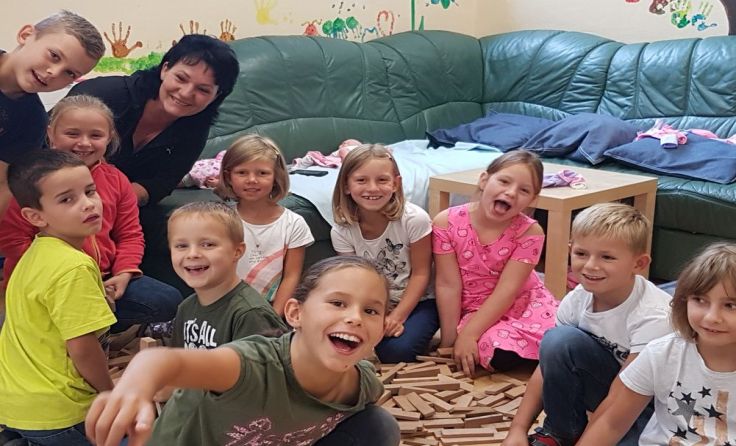 Andrea Pammer mit den Kindern in der Nachmittagsbetreuung. Foto: Gemeinde Ried im Traunkreis