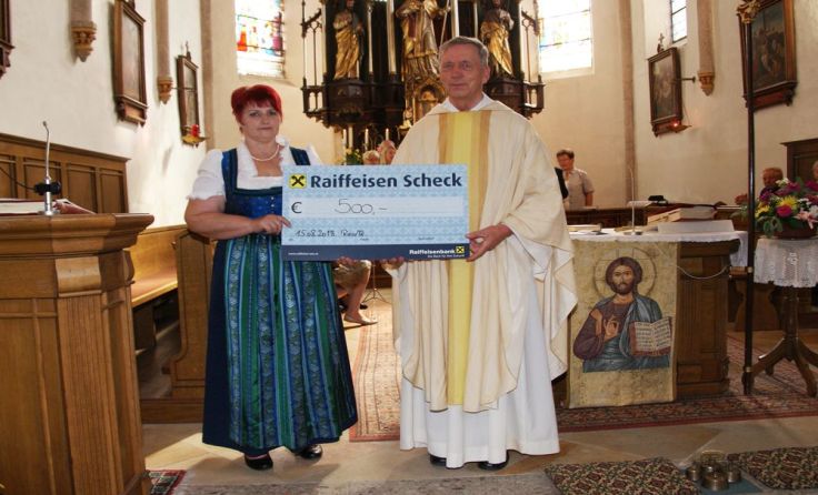 Susanne Reisner überreicht den Spendenscheck an Pater Albert Dückelmann. Foto: R. Ramsebner