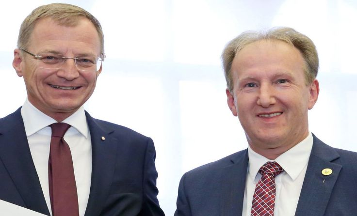 Thomas Stelzer (l.) überreichte die Ehrung an Max Murauer (r.). Foto: Land OÖ
