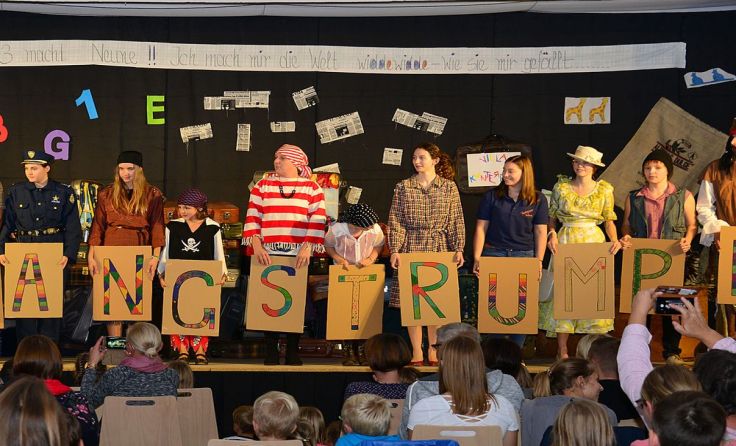 Die Mitwirkenden in der Schlussszene des Theaterstückes. Foto: L. Haider