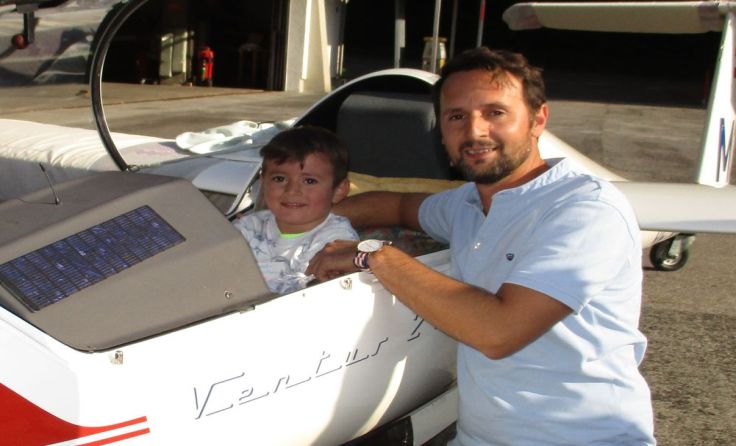 Nehat Mullabazi mit seinem Sohn Safir am Flugplatz.