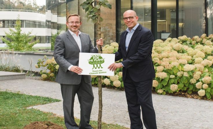 Hannes Moser und Axel Kühner (v. l.) am Gelände des Greiner Campus. Foto: Greiner AG / M. Kraus