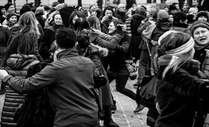 Es wird gegen Gewalt getanzt. Foto: A. Peller