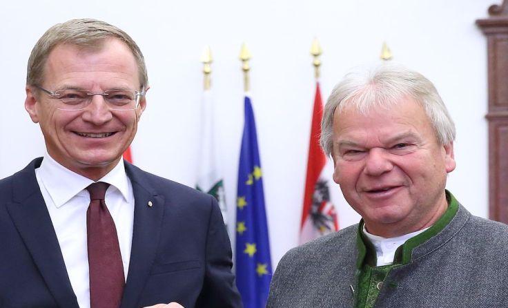 Landeshauptmann Thomas Stelzer und Helmut Sieböck (v. l.). Foto: Land OÖ / S. Liedl