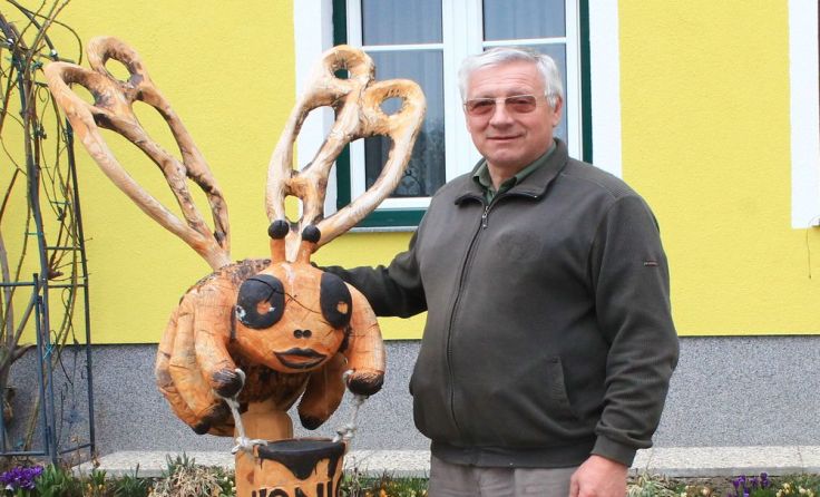Imker Herbert Kolm auf seinem Bienenhof in Moos.