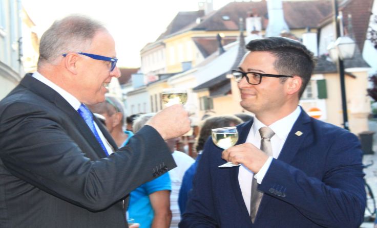Kurz nach der Wahl: Neo-Bürgermeister Patrick Strobl (re.) mit seinem Vorgänger Thomas Widrich