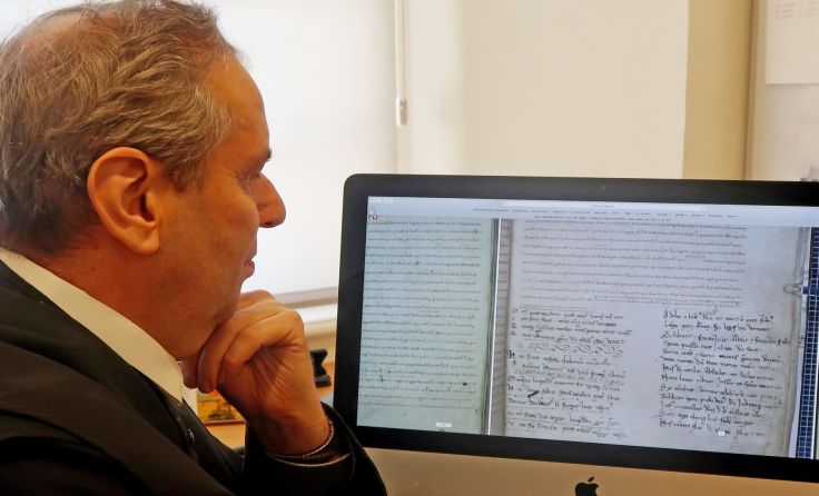 Bibliothekar Pater Gottfried Glassner vor den Annalen Foto: Brigitte Kobler-Pimiskern