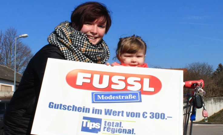 Janine Christine Eßbüchl und ihre Tochter begegneten dem Tips-Glücksengerl.