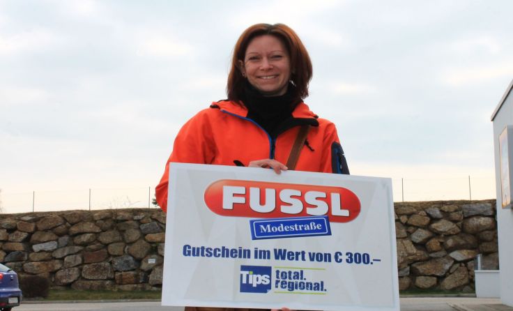 Bettina Gruber wurde beim Einkaufen in Groß Gerungs vom Glücksengerl beschenkt.