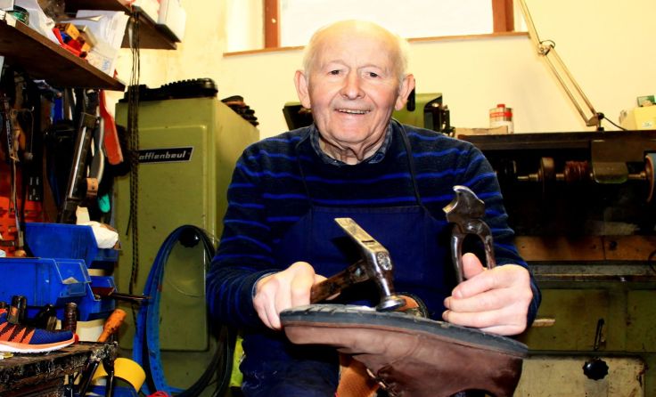 Alfred Spitznagl bringt in seiner Werkstatt jeden Schuh wieder zum Laufen.