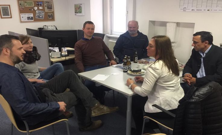 Es ist Wahlkampf-Zeit: FP-Entourage zu Gast bei Tips Fotos: zVg