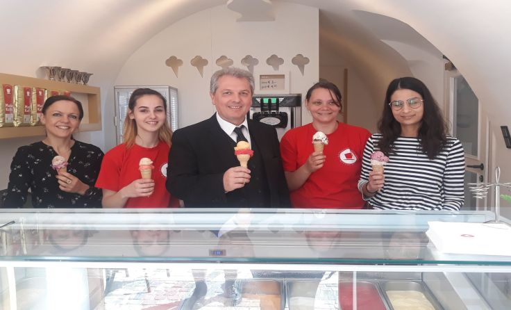 Markus Madar (Mitte) in seinem neuen Eissalon in Melk Foto: CB