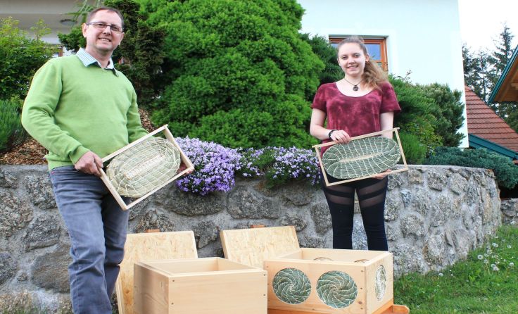 Roland Heinzle mit Tochter Sarah mit Bienen-Behausungen für das Forschungsprojekt