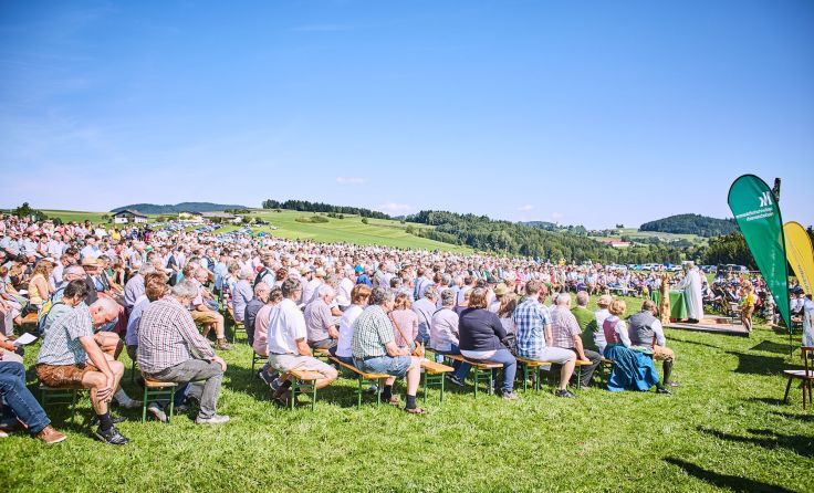 Die 3.000 Wanderer bei der Feldmesse Fotos: LKNÖ/Franz Gleiß