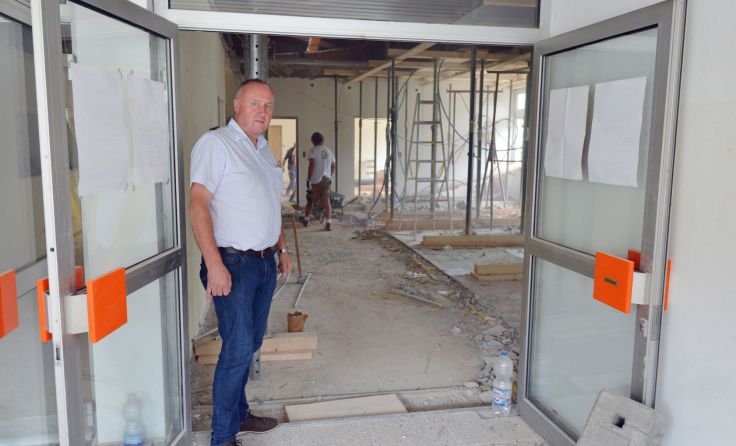 Der Bürgermeister vor dem künftigen Sitzungssaal. Foto: Rainer Aichinger