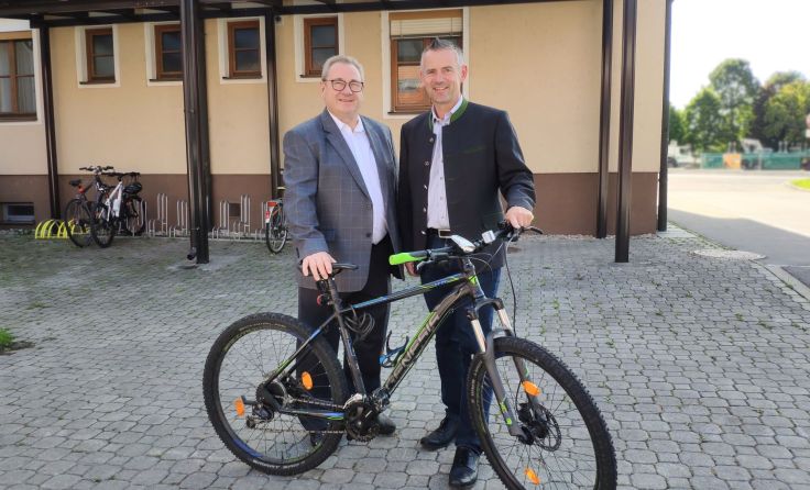 Alois Hubmann (l.) und Obmann Martin Leonhardsberger vor der neuen Überdachung. Foto: GVU