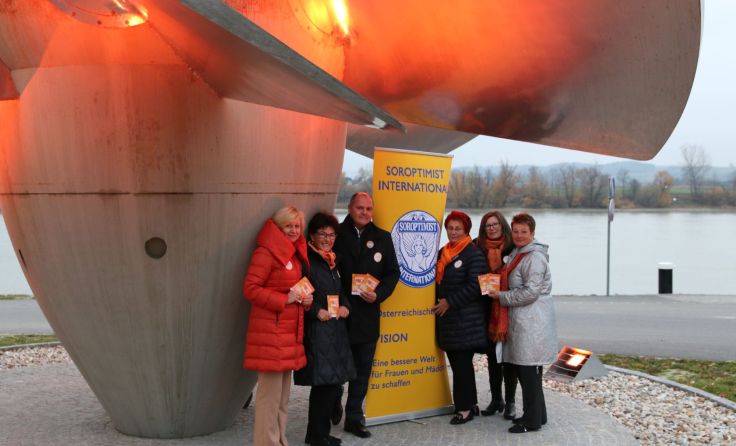 Die Ybbser Turbine erstrahlt orange.