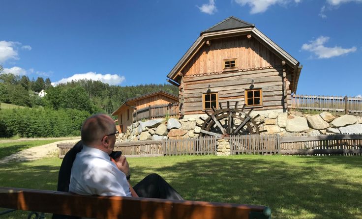 Karl Moser vor der Schaumühle bei der Freizeitanlage in Dorfstetten Foto: ÖVP