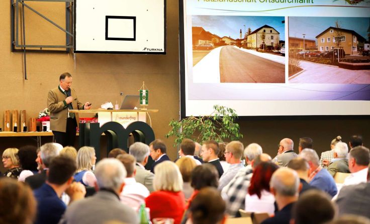 Volles Haus beim Munderfinger Gemeindetag Foto: Norbert Stangl