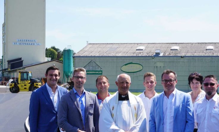 Die neue Linksabbiegespur in St. Leonhard wurde feierlich eröffnet. Foto: Gemeinde