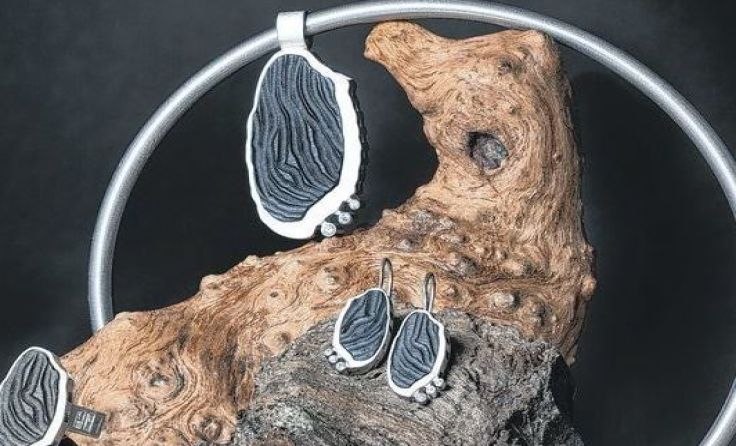 Kette und Ohrringe aus Silber mit geschnitztem Ebenholz und Brillanten