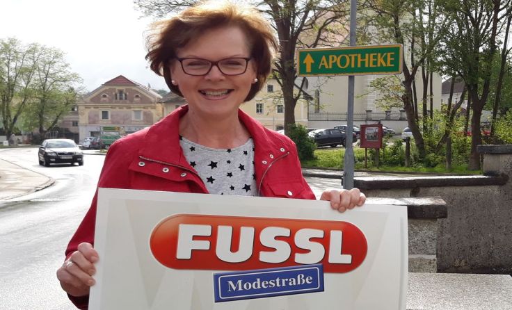 Das Tips-Glücksengerl zauberte ein Lächeln auf Ingrid Nachbagauers Gesicht. Foto: Tips