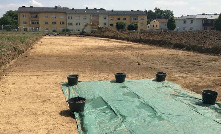 Grabungen am Baufeld des neuen Kindergartens und der VS Pasching haben begonnen. Foto: Hofko