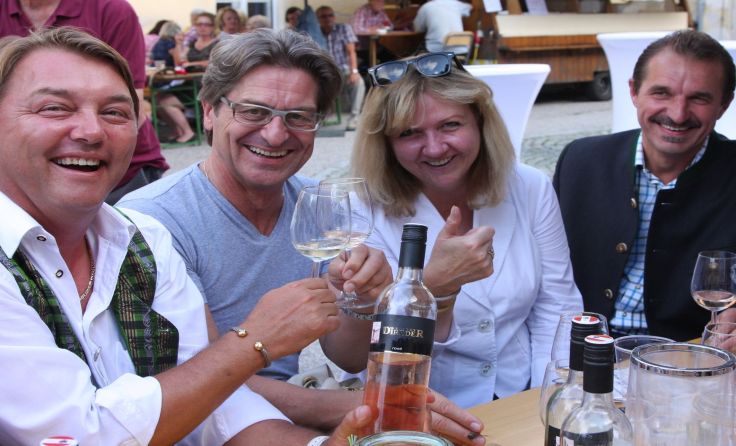 Vier Winzer präsentieren ihre edlen Tropfen, gute Stimmung ist garantiert. Foto: Rudolf Obermayr