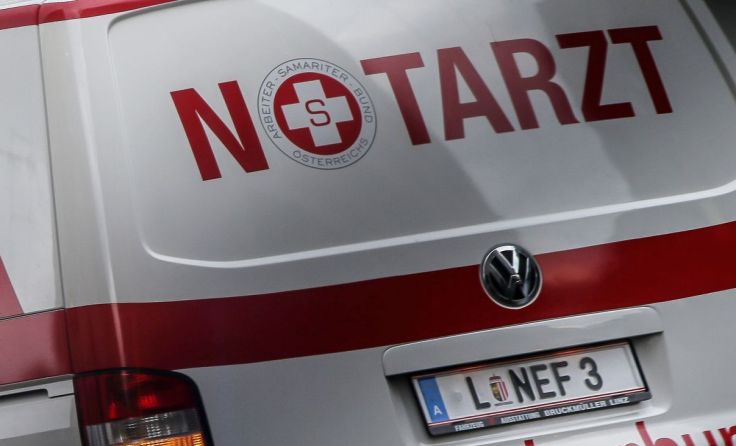 Der junge Lenker wurde vom Notarzt versorgt. Foto: Weihbold