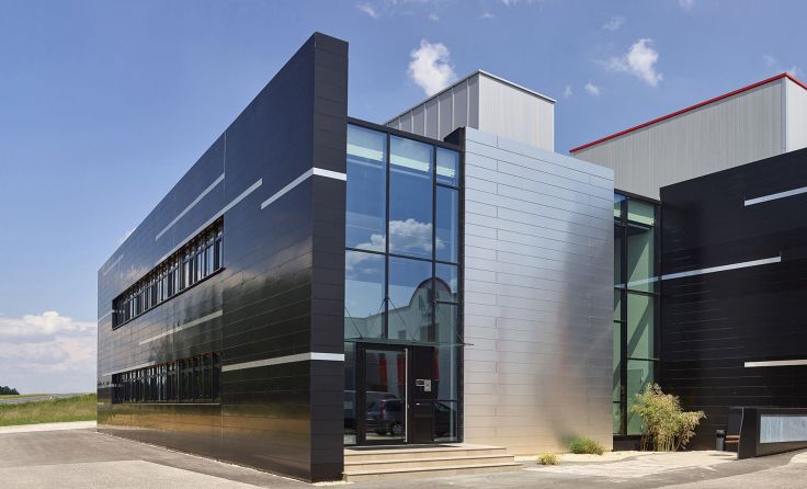 Die SMA GmbH hat rund 1,3 Millionen Euro am Standort Neuhofen investiert. Foto: Peneder/Kurt Hörbst