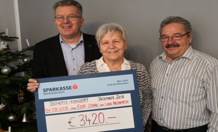 Stadtrat Günter Geisberger (li.) gratuliert Johanna und Johann Mayer. Foto: SPÖ Traun/Oedt