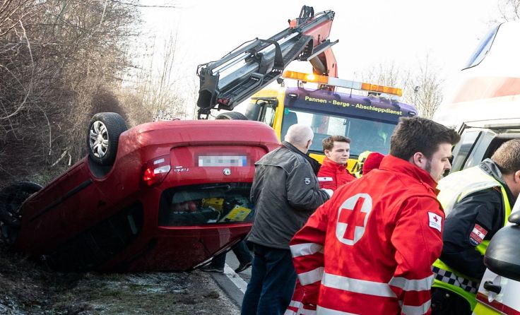 Polizisten befreiten den Beifahrer aus dem Unfallfahrzeug. Foto: FOTOKERSCHI.AT / KERSCHBAUMMAYR