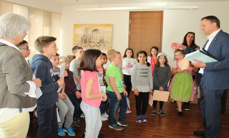 Schüler der 3b-Klasse haben ein Heft über Ansfelden gestaltet. Foto: Stadt Ansfelden