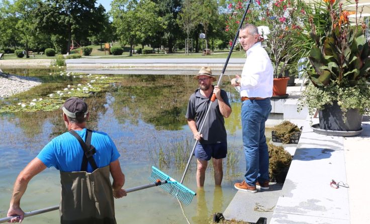 Rudolf Scharinger (re.) bei den Arbeiten an der Wasserlandschaft. Foto: Stadtarchiv Traun