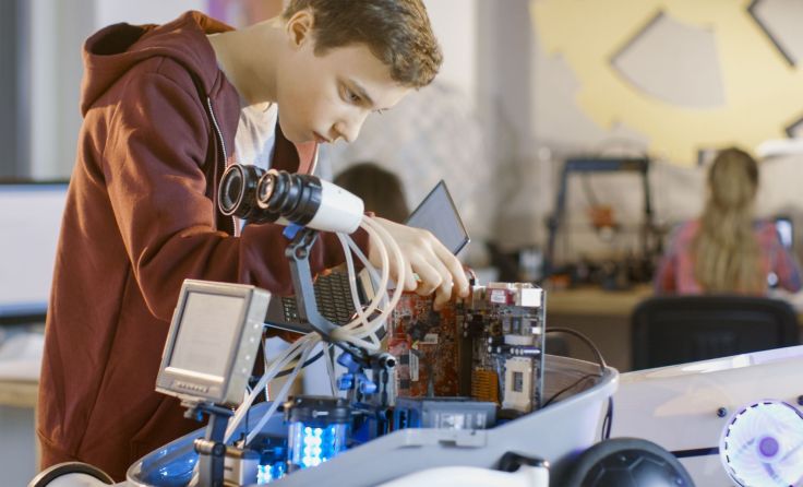 Schüler von IT-Nms beschäftigen sich mit Digitalisierung. F: Gorodenkoff/Shutterstock.com