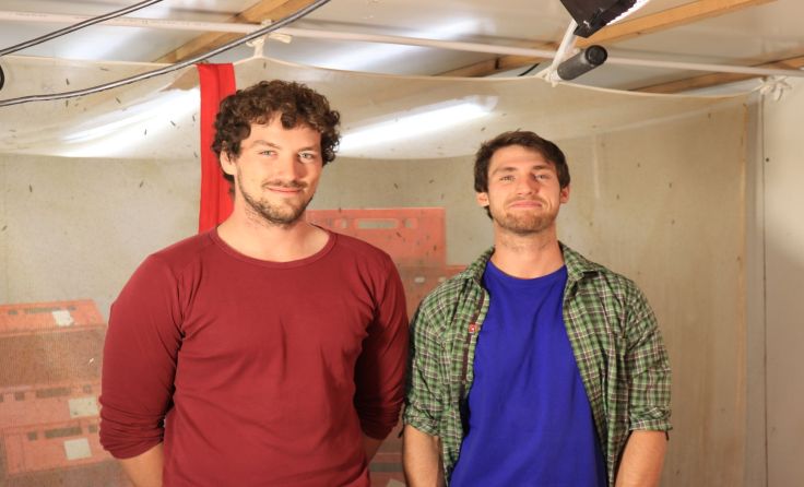 Michael Forster und Simon Weinberger züchten Larven für ihr Fischfutter EcoFly. Foto: EcoFly