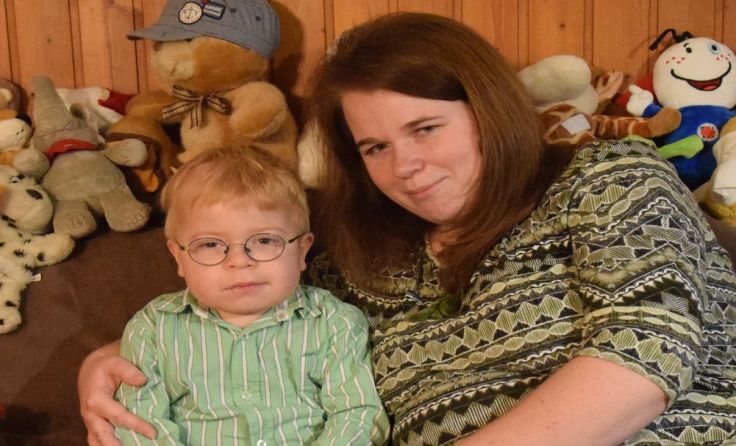 Trotz seiner Stoffwechselerkrankung verlieren Simon und seine Mutter Bettina nicht den Mut.