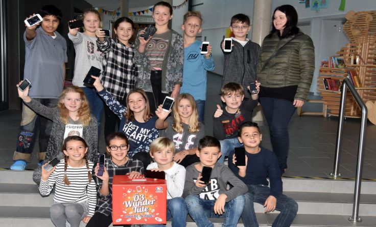 Die Neue Mittelschule Altheim sammelte alte Handys für den guten Zweck. Foto: Vorich 