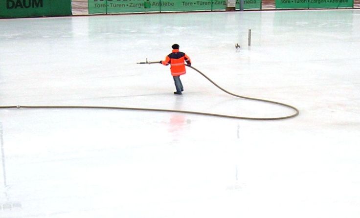 Für die nächsten paar Tage gibt es in Braunau einen Eislaufplatz in der Stadionstraße.
